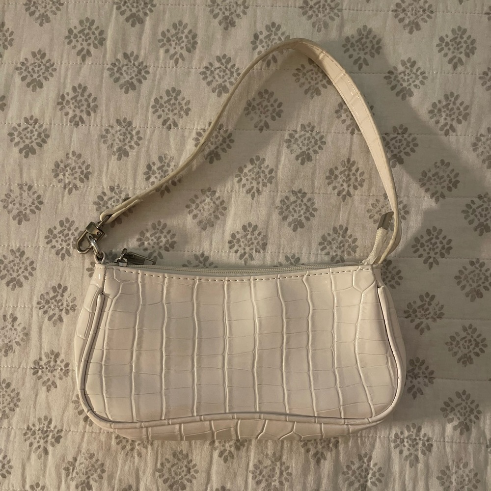 Feast your eyes on this stunning white faux crocodile handbag! 💼✨